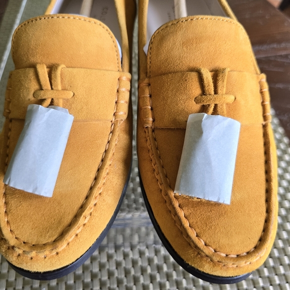 Cole Haan Yellow Gold Moccasin Flats. Used in good condition - Picture 4 of 11